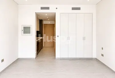 Vacant | Community View | Mid Floor