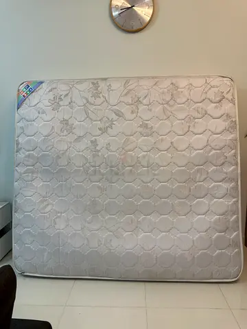 Queen size mattress - lightly used, clean (170 x 200 cm)
