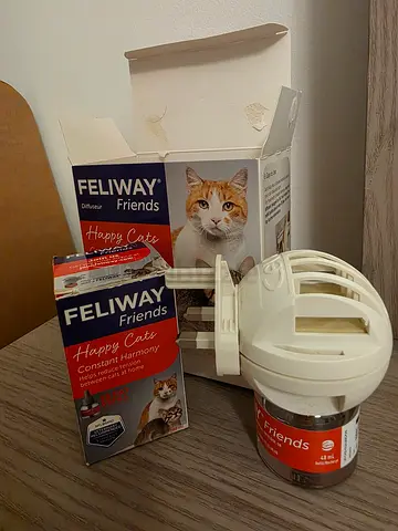 Feliway Friends Cat Pheromone Diffuser with Refill - Lightly Used