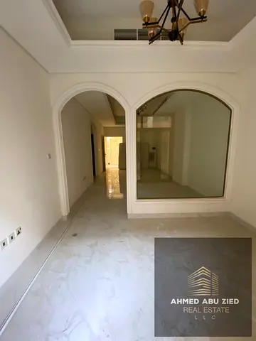 جديدة تماماً - أول سكن - مسبح - جاكوزي - خزائن ملابس - غرفة نوم رئيسية (ماستر) + صالة - مبنى عائلي - قريبة من كافة الخدمات - موقع مباشر على شارع الشيخ