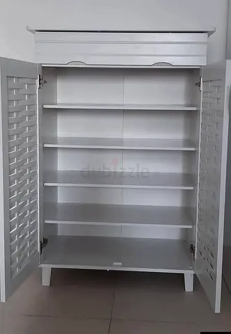 White Wooden Shorak for Sale
Clean and stylish multiple shelves and spacious stools