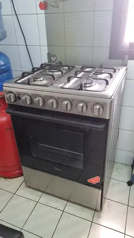 Used stainless steel 4-burner freestanding gas oven - working condition
