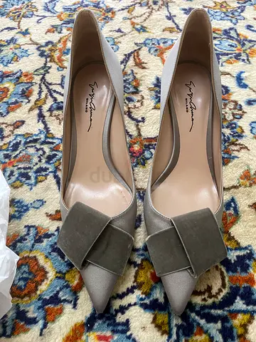 Giorgio Armani grey satin pointed heels - size 39, brand new