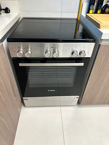 Bosch freestanding electric oven with ceramic hob - brand new flawless condition barely used