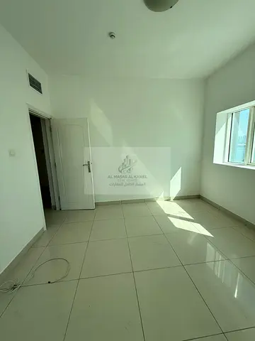 شقة غرفتين وصالة للإيجار في الخان الشارقة | طابق مرتفع بإطلالة مفتوحة بالكامل | 2 حمام ومطبخ كبير | تشطيبات ممتازة | دفعات 4 أو 6