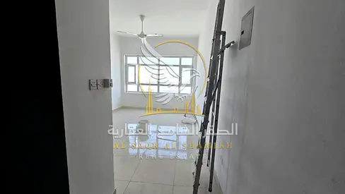 غرفة وصالة تشطيب حديث ومساحة واسعة ومناسبة أطلالة مفتوحة بلكامل موقع مميز في القليعة قريب لمخرج دبي وقريب لشاطئ لحيرة