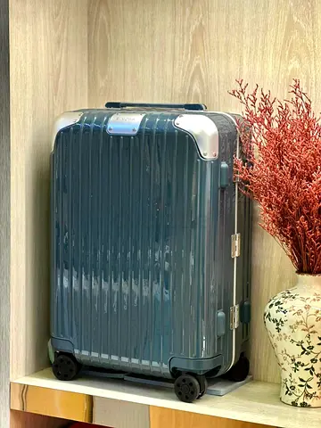 Hybrid collection by rimowa