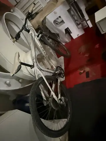 Used white Scott mountain bike -