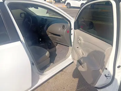 2013 Nissan SUNNY thumbnail 18