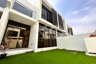 Family Townhouse: 3 Bedrooms, Private Garden, Ready