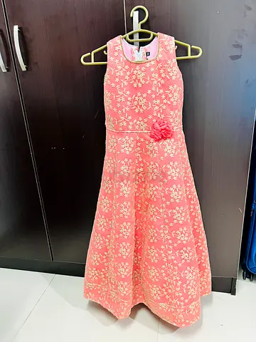 Girls pink floral sleeveless party dress - size 8-10 (approx)