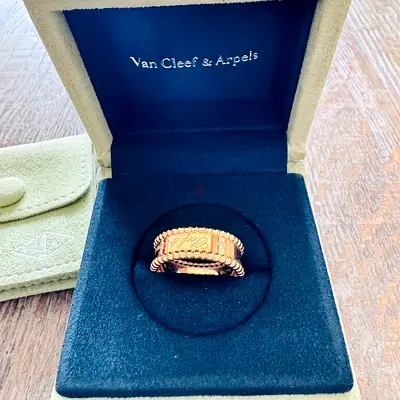 Van Cleef & Arpels Perlée Signature. Size 59. Price is not negotiable. All inclusions, invoice, box.