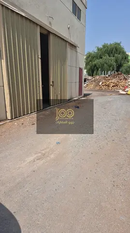 A practical space suitable for various commercial and storage activities.