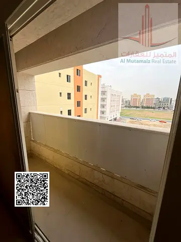 شقة غرفتين وصالة للإيجار في الجرف الصناعية 3 بعجمان، مطبخ وحمامين، تشطيب مميز، بناية عائلية، وقريبة من جميع الخدمات والمرافق