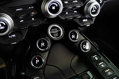 صورة 9 لـ 2019 Aston Martin VANTAGE