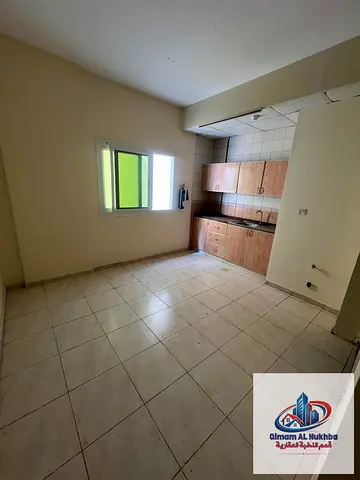 استديو مساحه ممتازه الشارقه تشطيبات سوبر لوكس مساحه مثاليه مطبخ مرتب ونظيف حمام كبير تكييف اسبيلت غاز مركزي