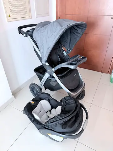 Chicco bravo stroller with compatible carseat (one-piece travel system)