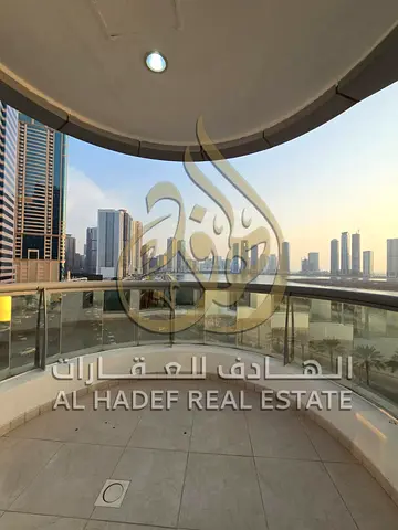 🏡🌊 **3 غرف وصالة مع غرفة خادمة للإيجار السنوي في الخان – الشارقة** 🌊🏡 فرصة مميزة للسكن في منطقة **الخان – الشارقة**، شقة واسعة جداً تتميز بـ **إط
