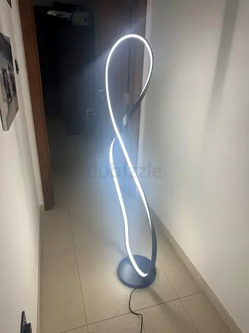 Modern LED Sculptural Floor Lamp - Twisted Ribbon Design