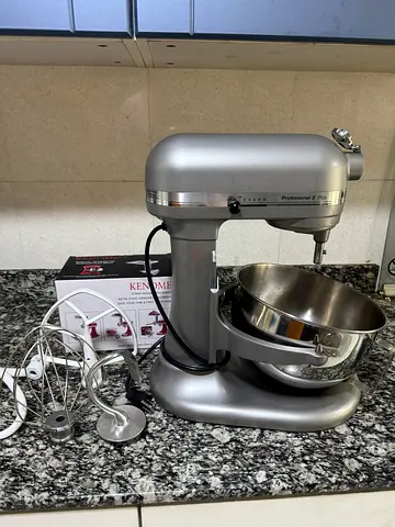 Kitchen Aid (US model) - professional 5 plus mixer with bowl and attachments - good condition