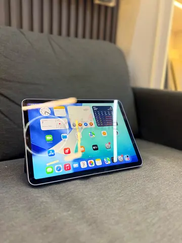 IPAD AIR 5th gen 64gb with og magnet cover