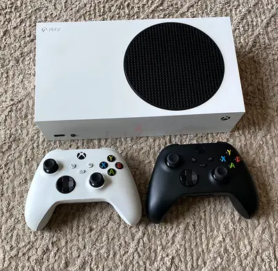 Xbox Series S 512 Gb With 2 Controllers - Barely Used