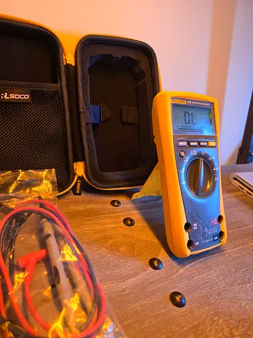 FLUKE 179 true RMS digital multimeter