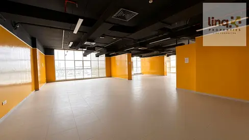 مساحة تجارية واسعة على شارع الخور | 170,000 درهم سنوياً