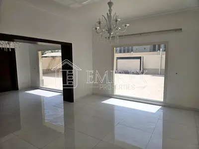 فيلا واسعة بـ 4 غرف نوم + غرفة خادمة | مُحدَّثة | قريبة من الحديقة