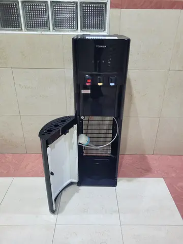 Bottom load water dispenser