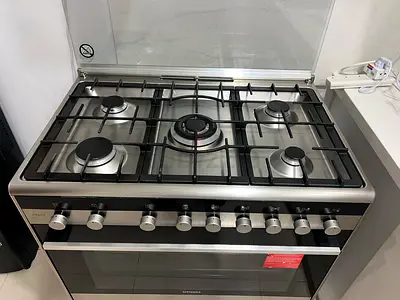 Hi  For sale  •	5 gas burners, including a large central wok burner 	•	Heavy-duty cast iron pan supp