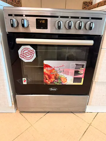Used fully functional freestanding electric cooker with glass ceramic hob