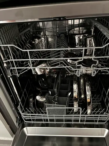 Used Built-in Dishwasher in flawless condition. 2 months old under warranty.Will also provide diterg