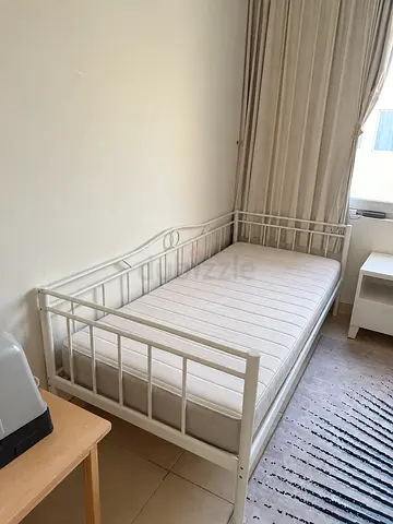 White metal single daybed with mattress — good condition