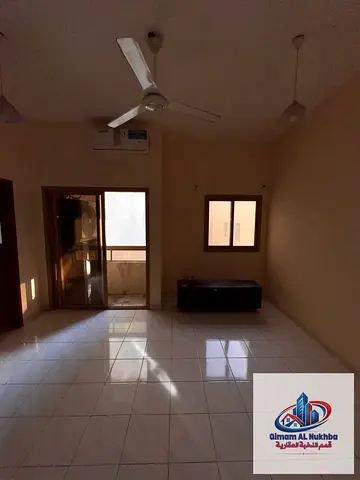 بالقرب من الكورنيش استديو فاخر بمواصفات شقة في المجرة بلكون باطلالة جميلة ومطبخ منفصل