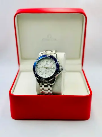 Omega Seamaster Professional Diver Men’s Luxury Watch – Silver Bracelet, Blue Bezel