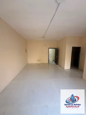 غرفة وصالة في أبو شغارة بسعر 24 ألف، مع بلكونة وتشطيب سوبر لوكس، شهر مجاني، عائلي فقط، تأمين مؤجل، الدفع على 4 أو 6 دفعات، والصيانة مجانية على المالك.