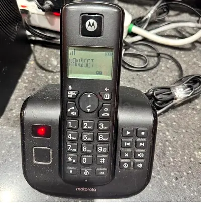 Motorola Cordless Landline Phone with Base (Good Working Condition)