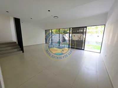 Conrer Unit 3BR Townhouse with landscaping in Robinia Massar