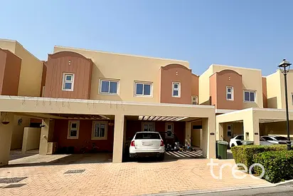 Perfectly Possitioned Single Row Townhouse