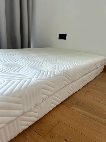 2 mattresses topper from The mattress Store, Yas mall. 100x200(10)memory foam medium by Englander.
