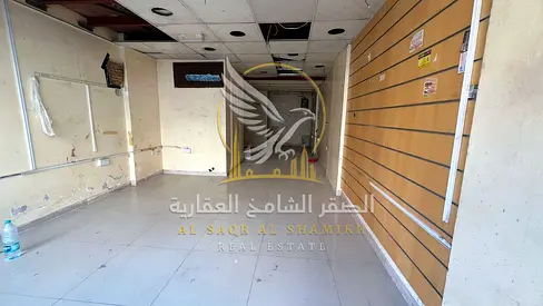 محل تجاري بمساحة حوالي 900 قدم مربع مع ميزانين وحمام، في موقع مميز بمنطقة الشويهين – الشارقة