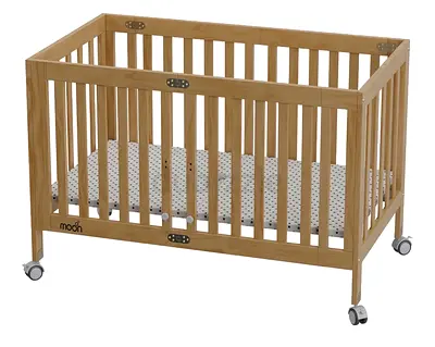 Foldable wooden crib with wheels