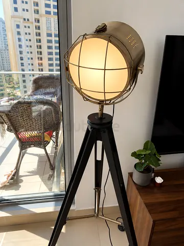 Industrial-style tripod floor lamp (spotlight design)