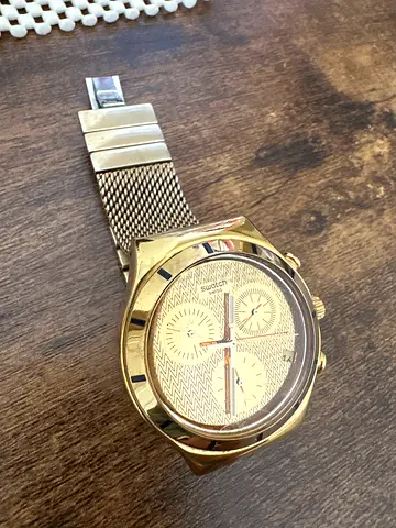 Gold-tone women's wristwatch with mesh strap – preowned