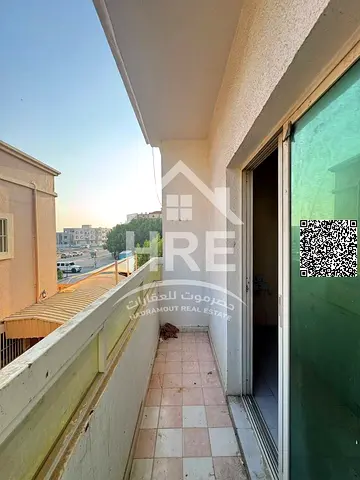 شقة مجددة ببلكونة وقريبة من الشيخ عمار