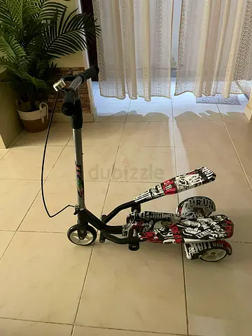 Three-wheel kids wave scooter - adjustable handle, loose chain . Need to tighten to work it properly