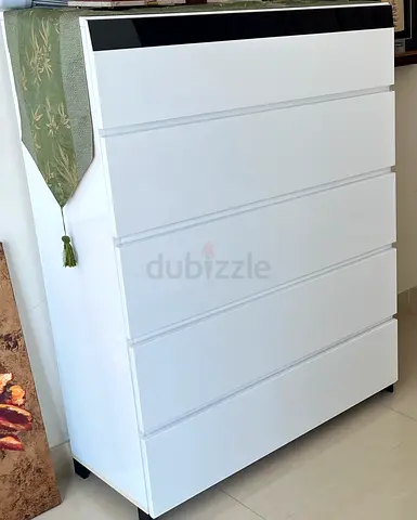 Chest of drawer