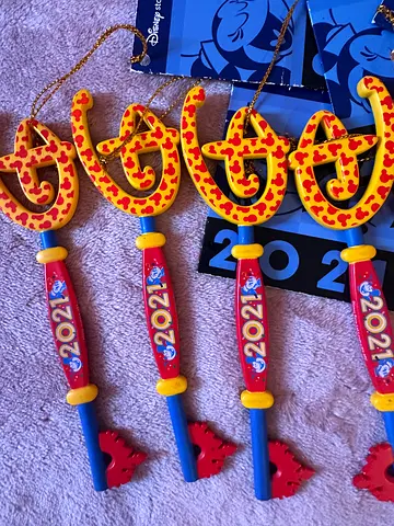 Original Set of Disney 2021 Collector Key — Limited Edition Souvenirs