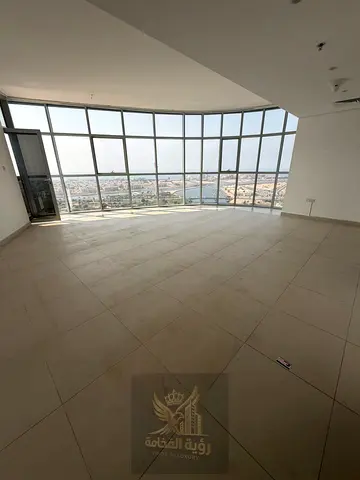 شقة فاخرة أول ساكن بمساحات كبيرة وتشطيبات نظيفة، مناسبة للعائلات الباحثة عن الراحة والفخامة.